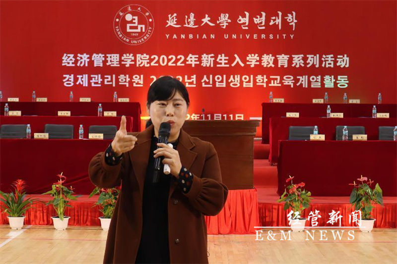 李善姬老师和同学们互动.png